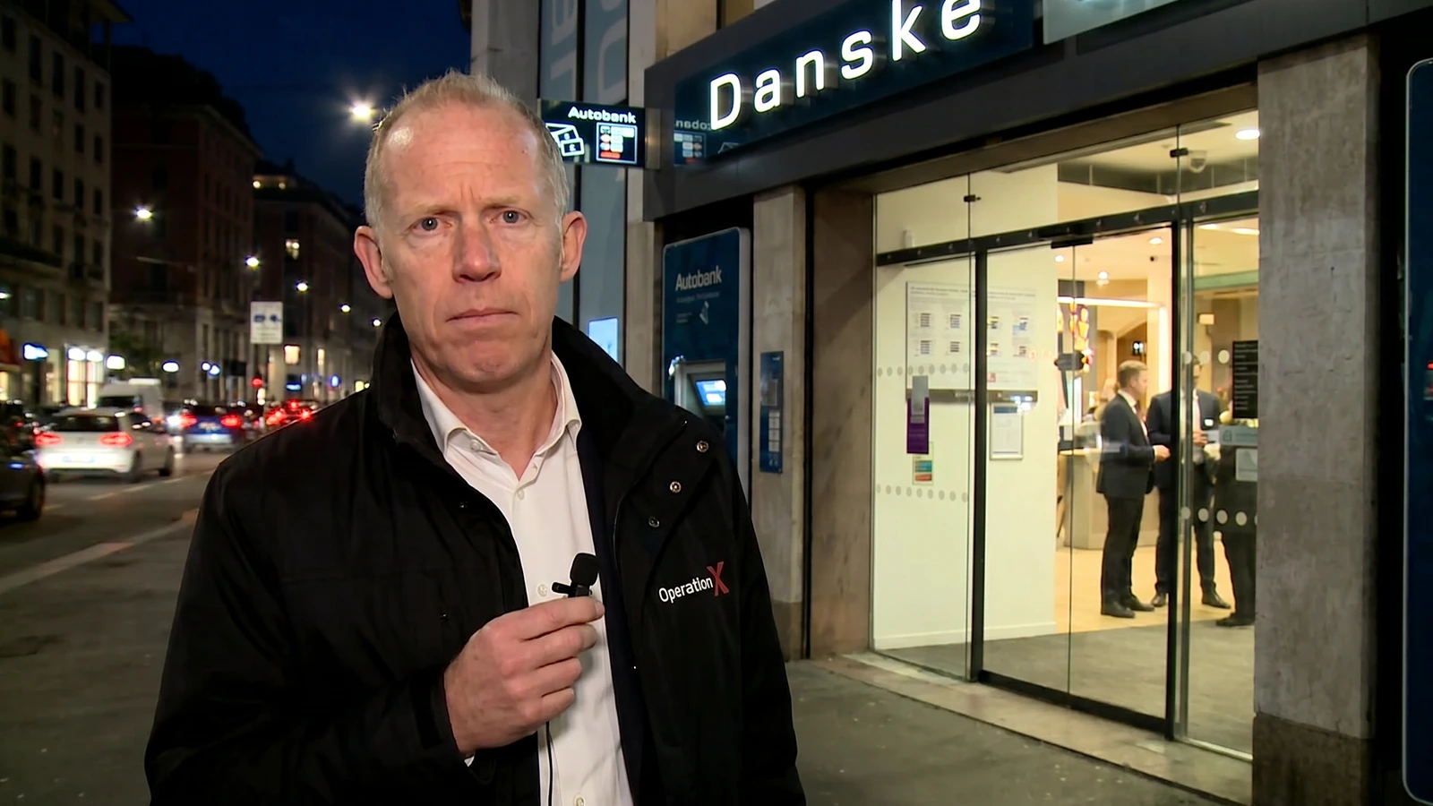 Morten Spiegelhauer foran Danske Bank-filialen på Kongens Nytorv i København, hvor optagelserne med skjult kamera fandt sted